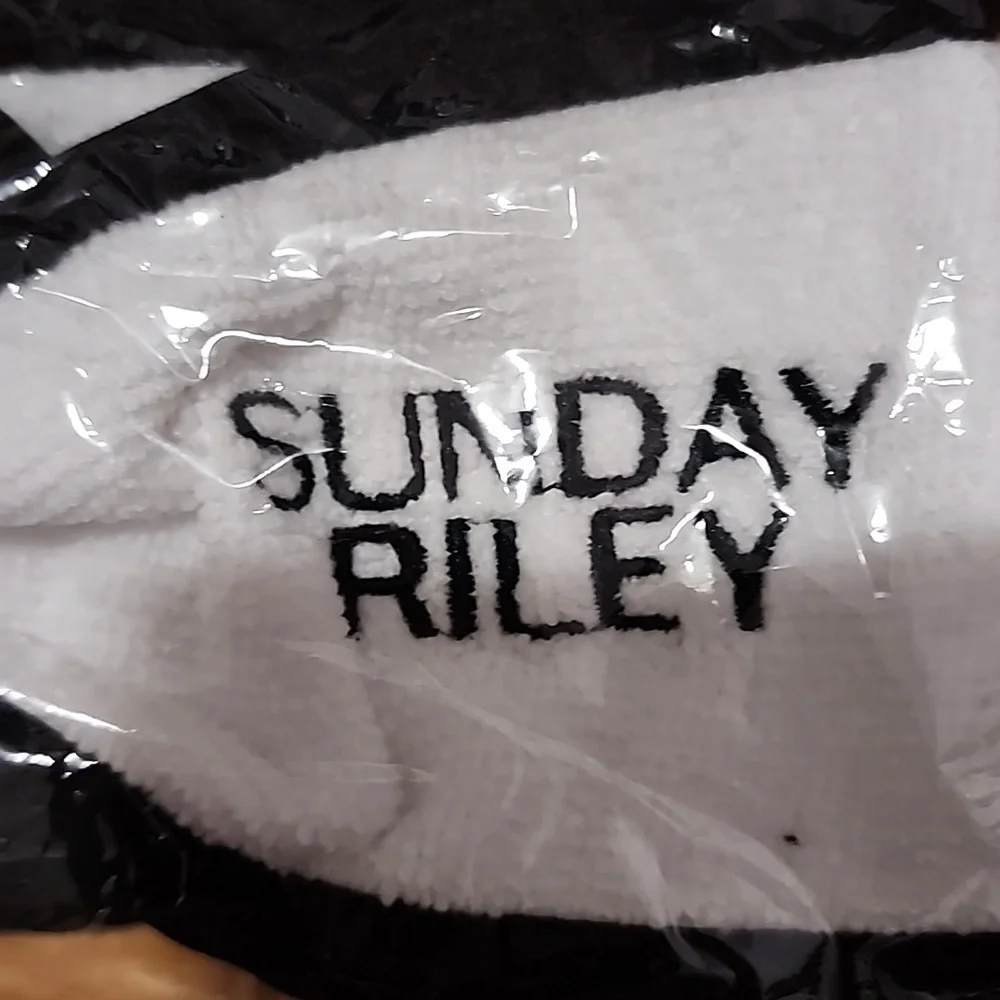 Sunday Riley Twist Front with Velro Back Spa Head band - Picture 2 of 3